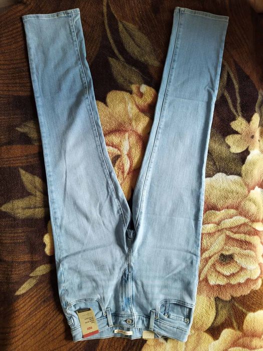 Джинсы женские Levi's  724 HICH-RISE SLIim ..straichht  31*30