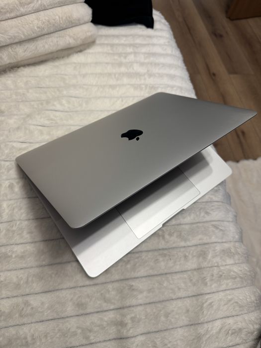 Macbook Pro (13-inch, 2017, Two Thunderbolt 3 ports)