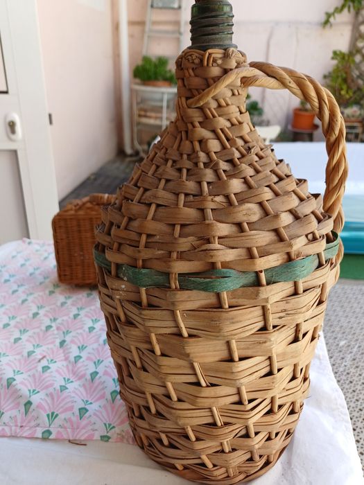Vendo garrafão coberto de entrançado em verga