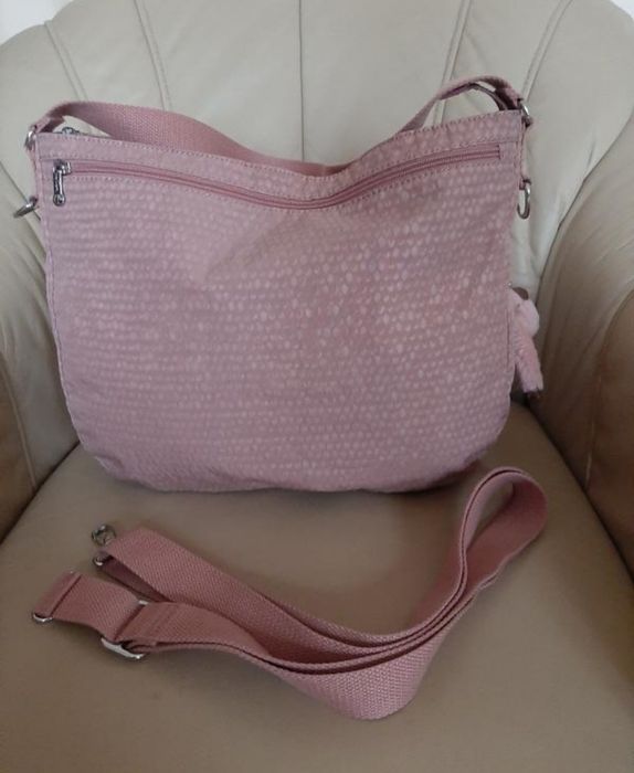 Велика, непромокальна сумка від Kipling FENNA.