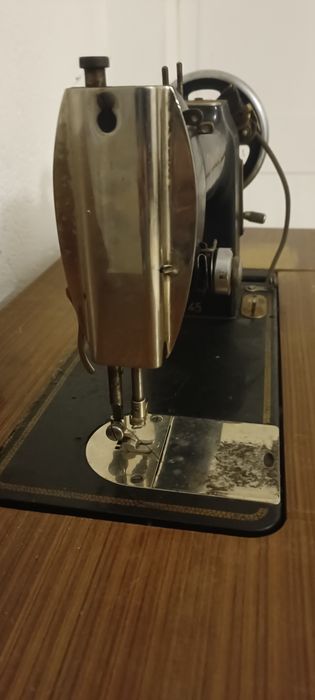Máquina de costura oliva como nova bem cuidada