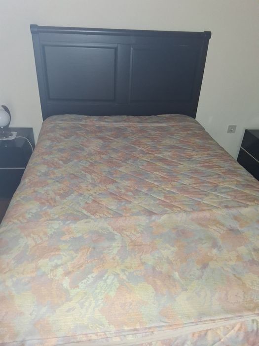 Cama preta de casal