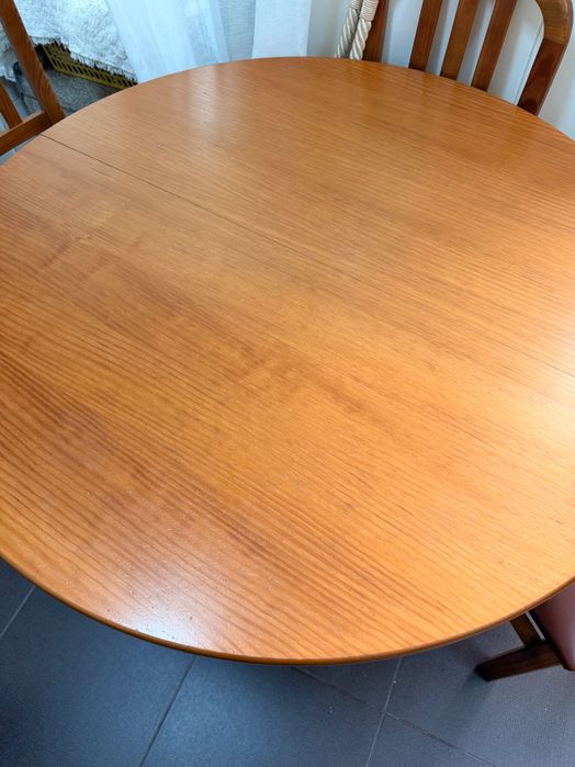 Conjunto mesa e cadeiras