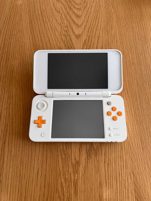 New Nintendo 2DS XL Branca/Laranja com 100+ Jogos