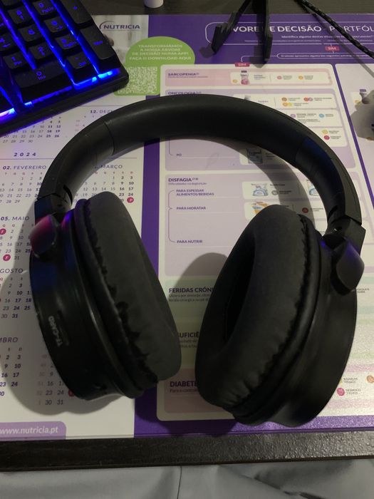 Auscultadores Bluetooth (com fio incluido) na Caixa