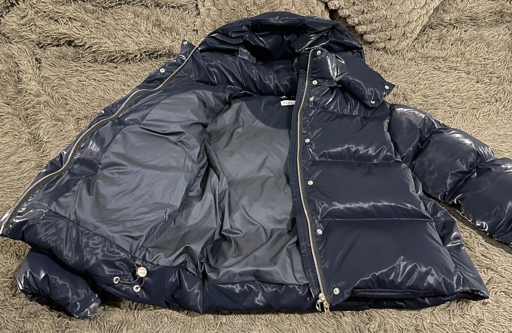 Темно-синій зимовий пуховик
