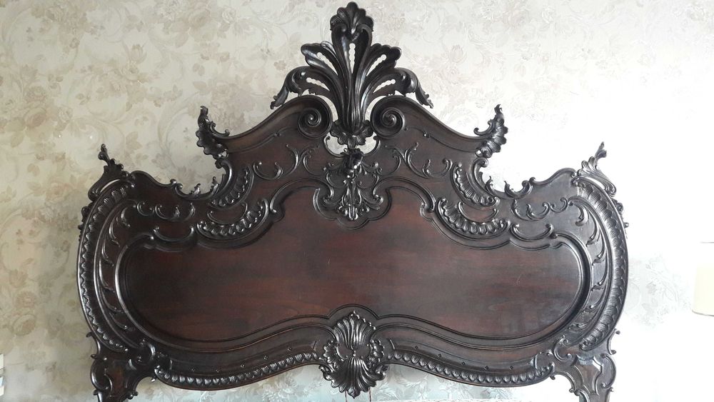 Mobília de quarto de casal estilo Dão José em carvalho maciço.