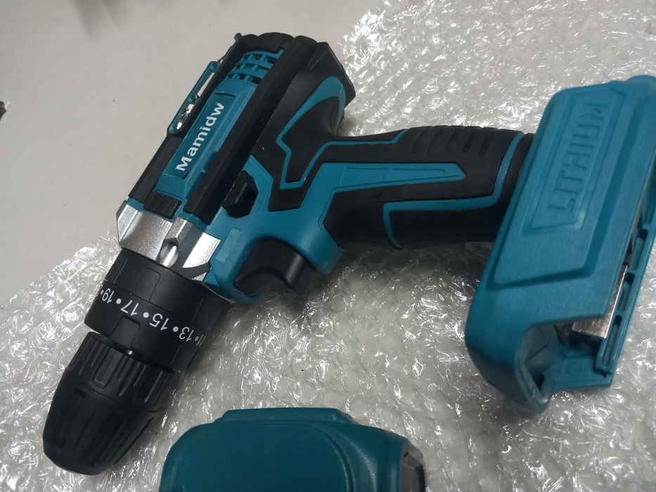 Berbequim novo com uma bateria