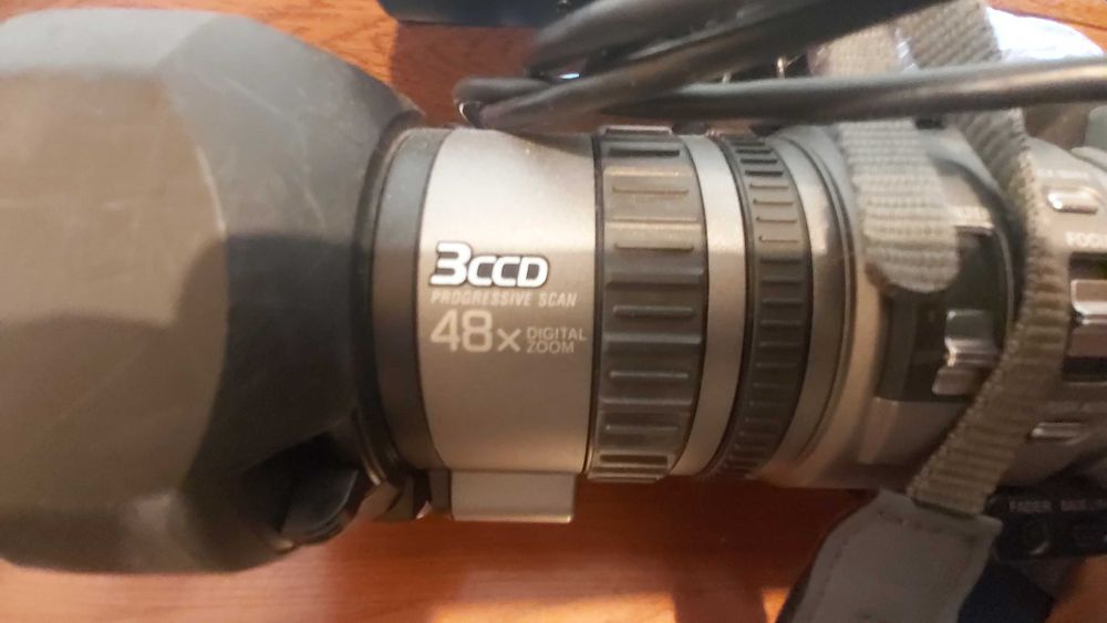 Kamera SONY handycam DCR VX2100E PAL ze stojakiem