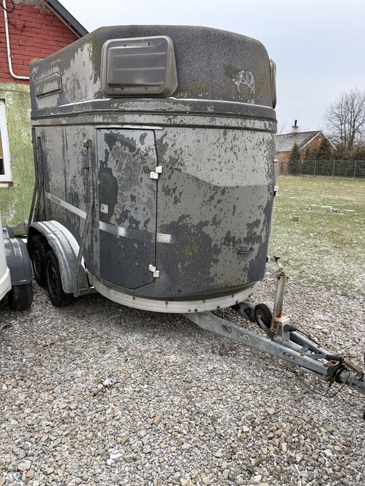 Przyczepa do przewozu koni