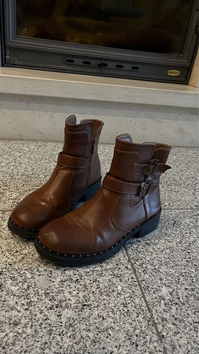 Botas castanhas confortaveis e quentes