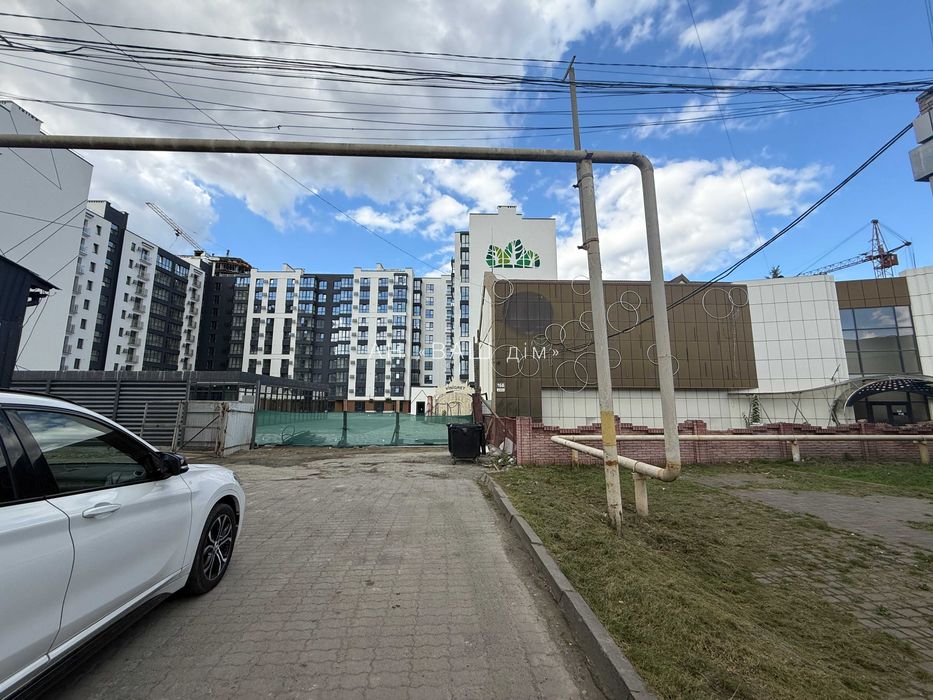 ОРЕНДА приміщення ПОРУЧ із ЖК "ЛИПКИ", закритий двір, власна ПАРКОВКА