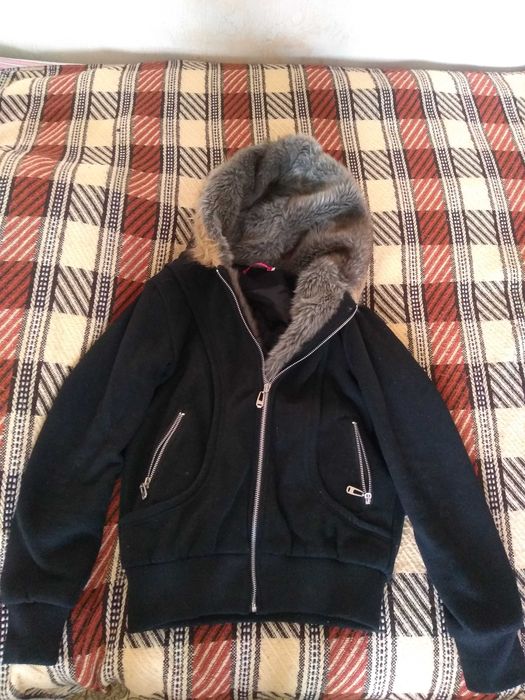 Czarna kurtka z kapturem