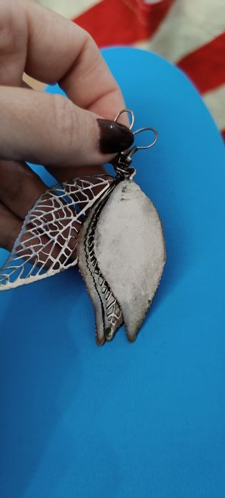 Brincos compridos de senhora, em metal, 2 folhas cada brinco.