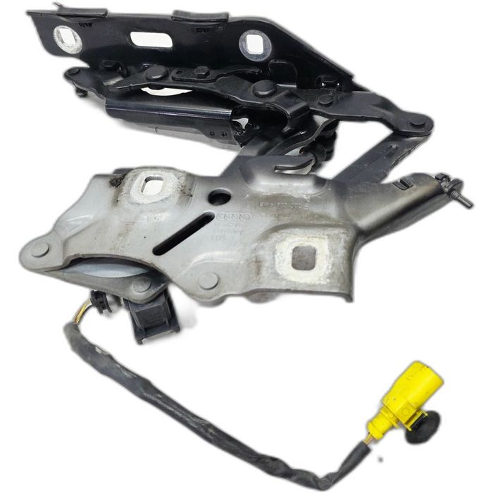 ZAWIAS MASKI PRAWY + WYZWALACZ AUDI A5 8W SPORTBACK 8W6823302E 8W6823823