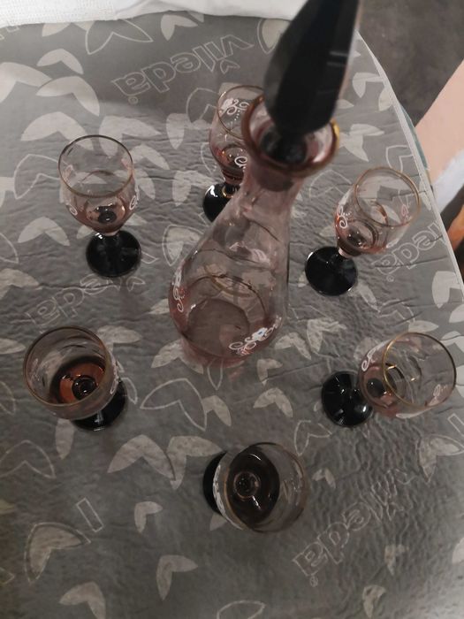 Garrafa de licor com copos