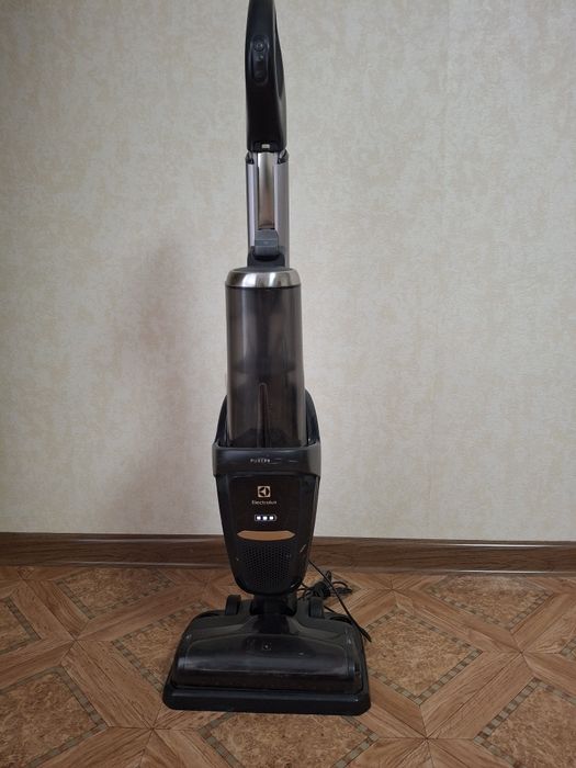 Аккумуляторный пылесос швабра Electrolux PF9