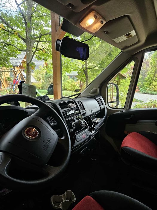 Kamper ROMER w idealnym stanie, z platformą na dwa rowery elektryczne oraz solarem.