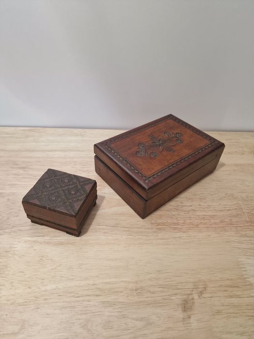 2x drewniana szkatułka vintage PRL retro rzeźbiona