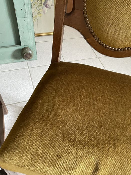 Cadeiras classicas com costas altas e almofadadas