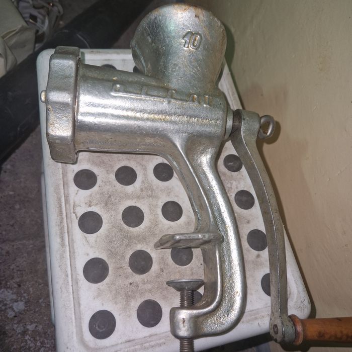 Duza rėczna maszynka do mienia miesa z czasow  prlu