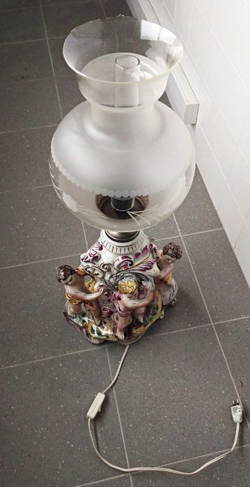 Candeeiro de Mesa em Porcelana (antiguidade)