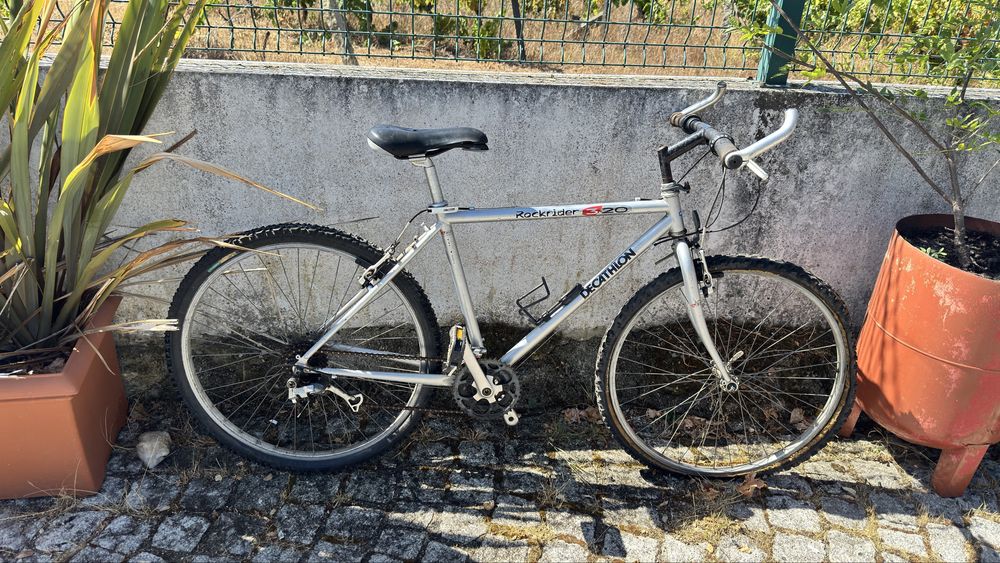 Duas bicicletas VTT