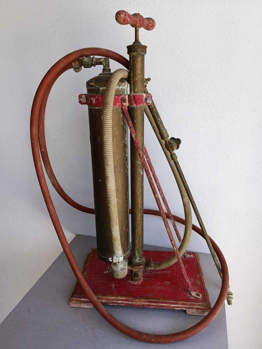 Pulverizador em latão com base em madeira