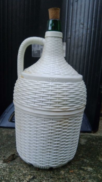 Garrafões com cobertura plástica