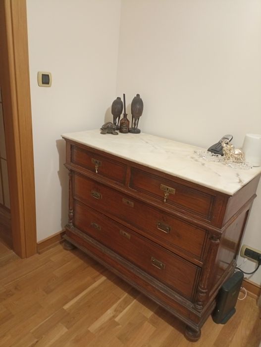 Móvel antigo castanho