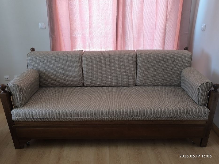 Sofá cama em madeira