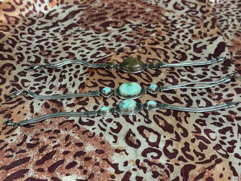 Pulseiras em prata de lei 92.5 e pedras. Origem: Índia