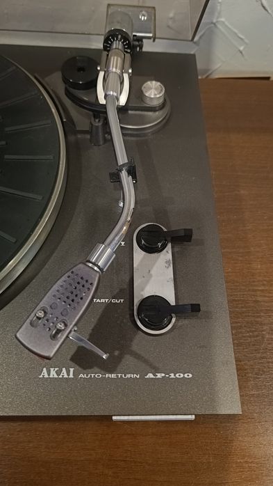 Akai AP-100 gramofon