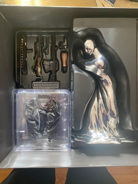 Terminator 2  hot toys t-800 Battle damaged