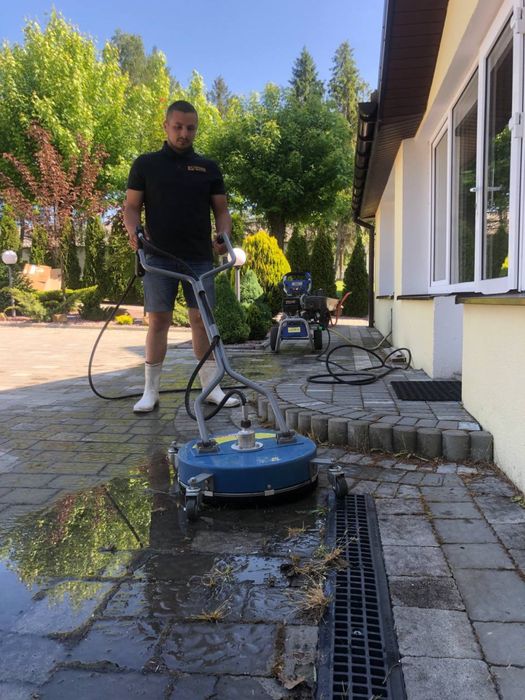 Миття бруківки, фасаду та парканів