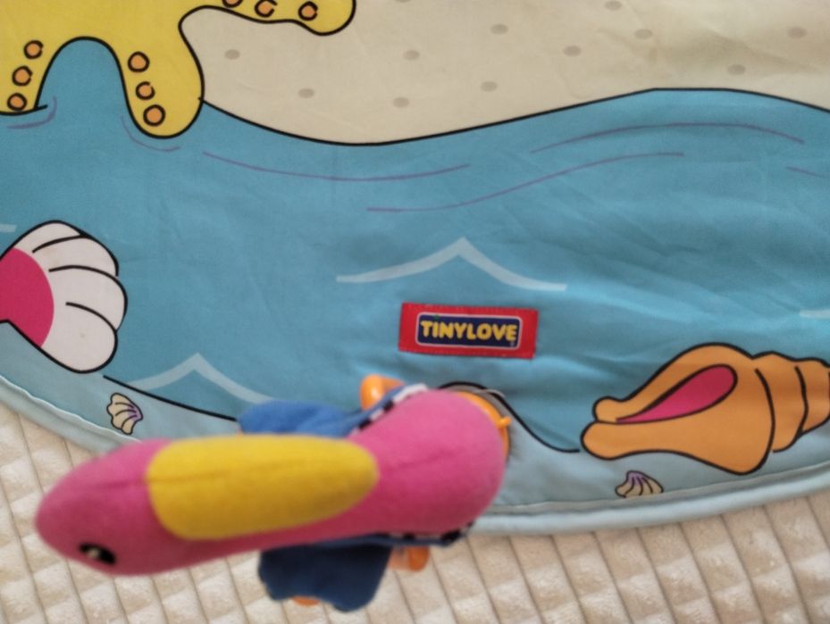 mata edukacyjna z pałąkami tiny love z foką