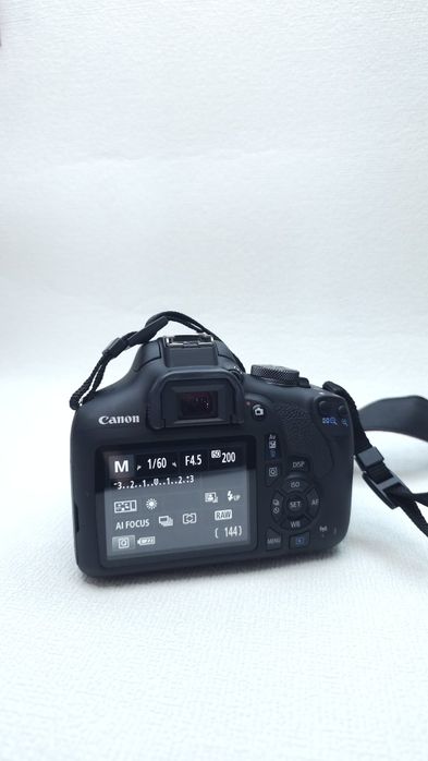 Canon EOS 2000D + Lente 18-55mm IS II Usada