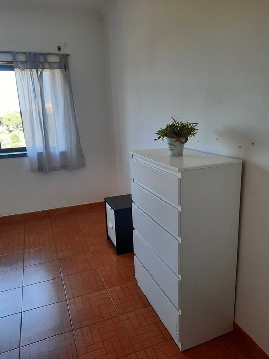 Seixal. Quarto para 1 pessoa. Em moradia.