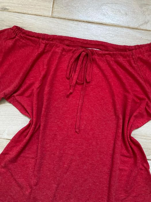 Czerwona bluzka z opadającymi ramionami i wiązaniem w biuście