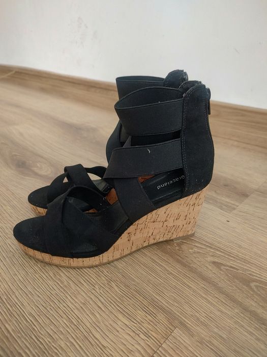 Nowe sandały na koturnie