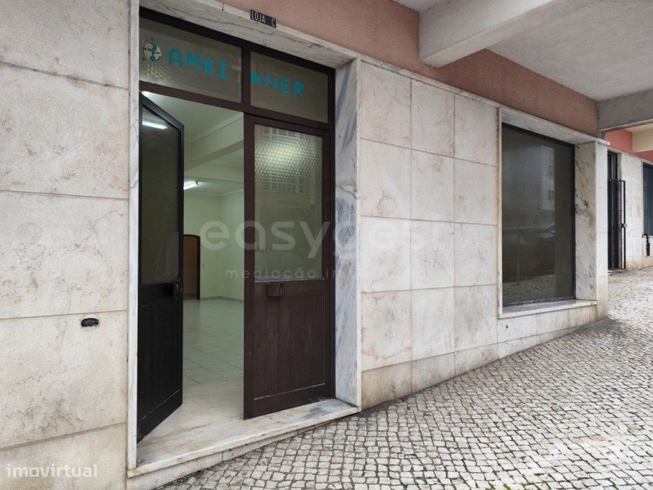 Loja comercial com 2 wc(s) arrumos e espaço amplo com montra