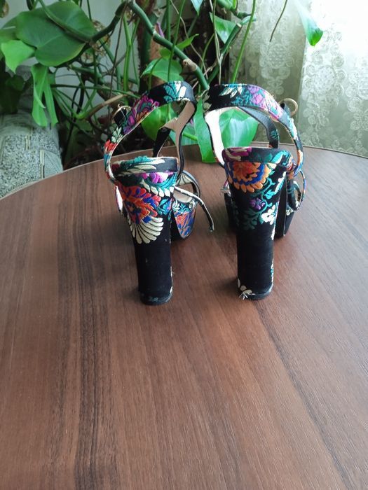 Продам босоніжки