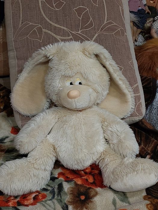 Большая мягкая игрушка заец.