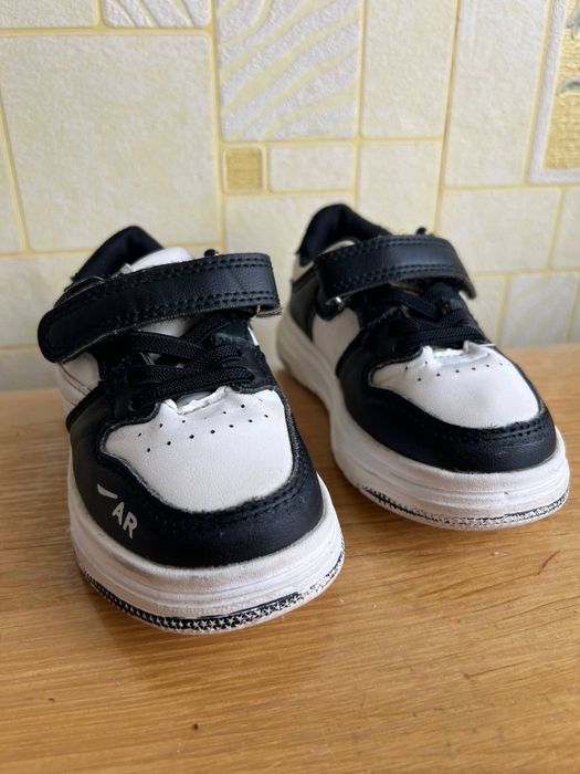 Кросівки та Хайтопи