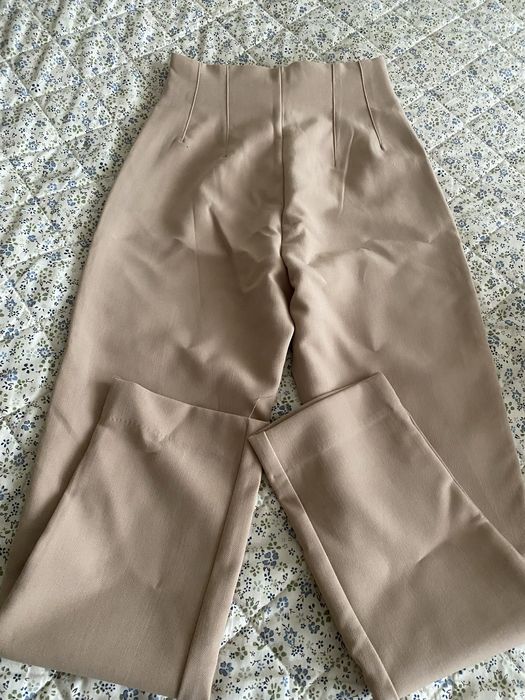 Нові класичні, сучасного крою брюки на дівчину.