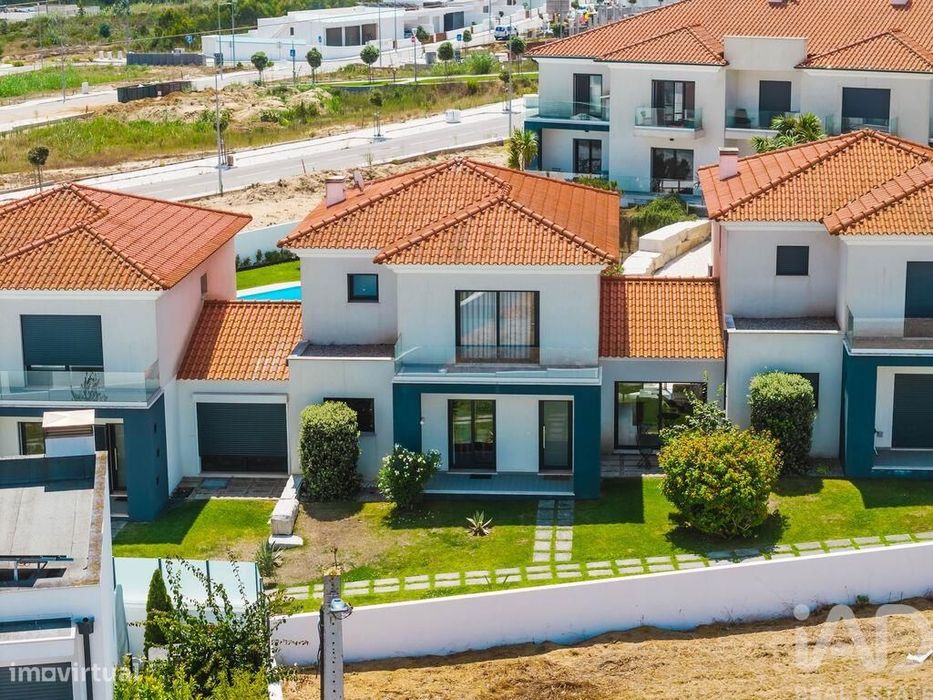 Moradia em banda T4 em Tornada e Salir do Porto de 190 m2