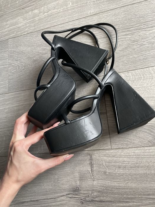 Босоніжки на платформі танкетці public desire