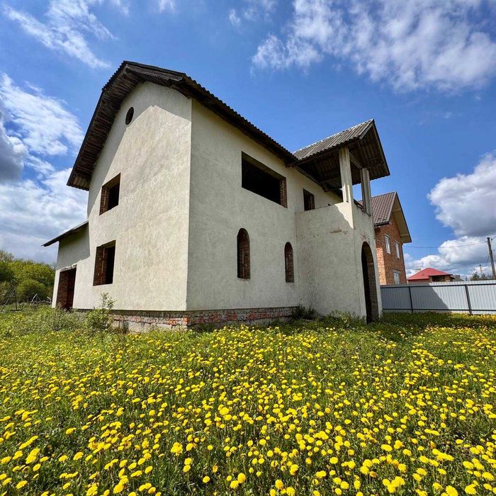 продаж велика земельна ділянка з коробкою будинку. дуже гарне місце.