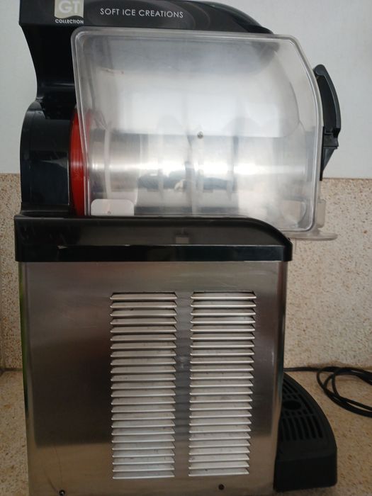 Máquina de gelados SPM GT1 ,direcionada para a produção de gelado soft, frozen yogurt, cremes frios e granizados.