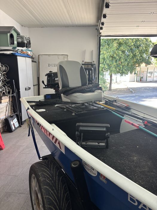 Barco de Pesca com 2 motores, sonda e Reboque incluído